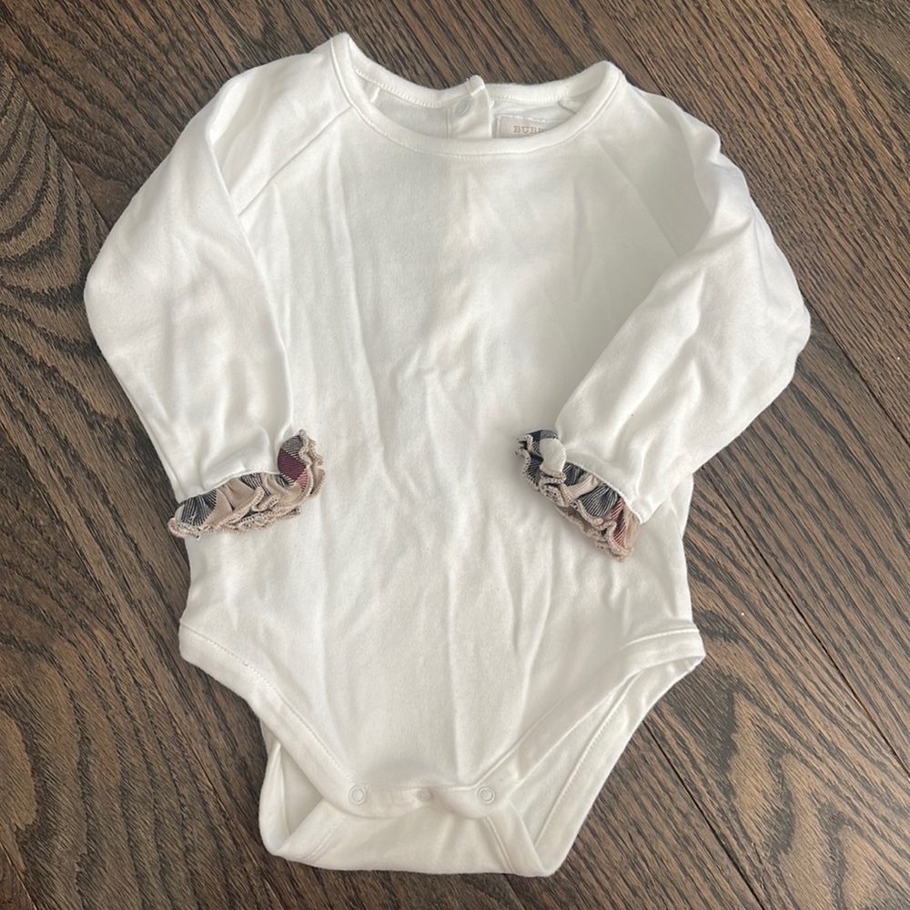 Excellent! Baby girl 6M BURBERRY ruffle Long sleeve shirt onesie! Cute! Save!